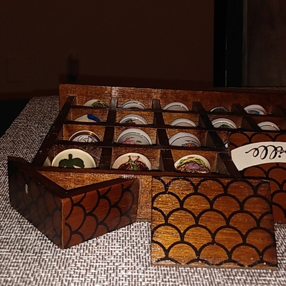 Thimbleville Wooden 1980s Stand with 24 Thimbles - Picture 9 of 12